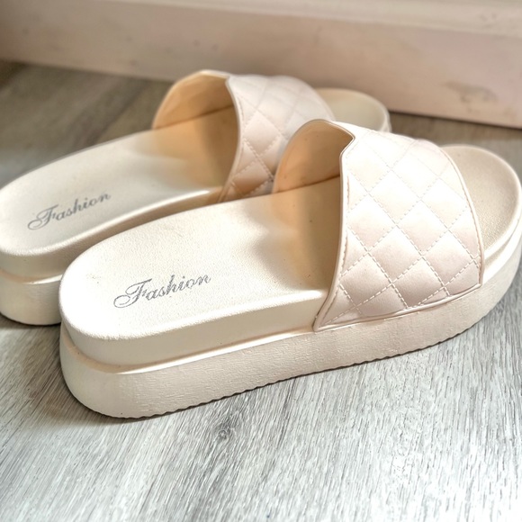 Platform slides - Picture 3 of 8